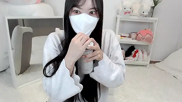Snapshot of momo_room chatting on 05.05.26 momo room online show from 05.05.26