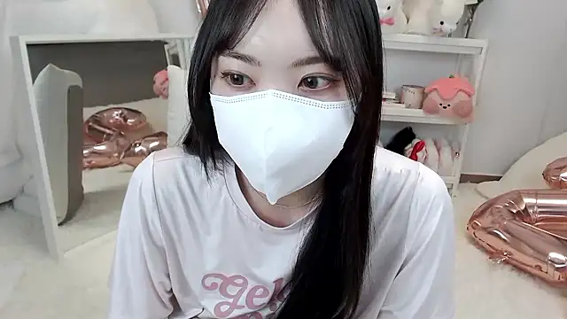 Snapshot of momo_room chatting on 05.24.26 momo room online show from 05.24.26