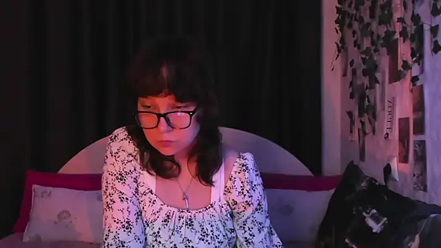 Snapshot of dreamgirllovee chatting on 09.21.25 dreamgirllovee online show from 09.21.25