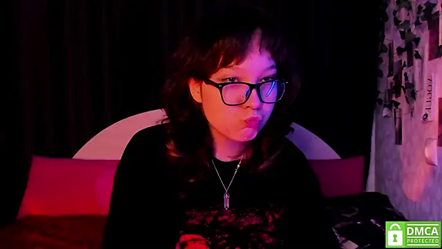 Snapshot of dreamgirllovee chatting on 10.22.25 dreamgirllovee online show from 10.22.25