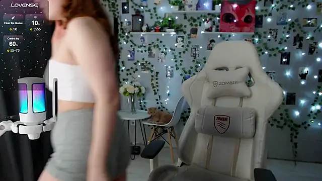 Snapshot of Meow_babe chatting on 01.08.25 Meow babe online show from 01.08.25