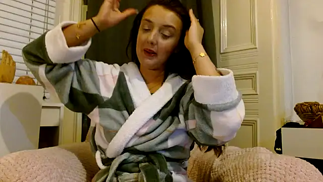 Snapshot of LucyLuxee19 chatting on 02.10.25 LucyLuxee19 online show from 02.10.25