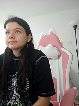 Snapshot of azumiichan chatting on 10.22.25 azumiichan online show from 10.22.25