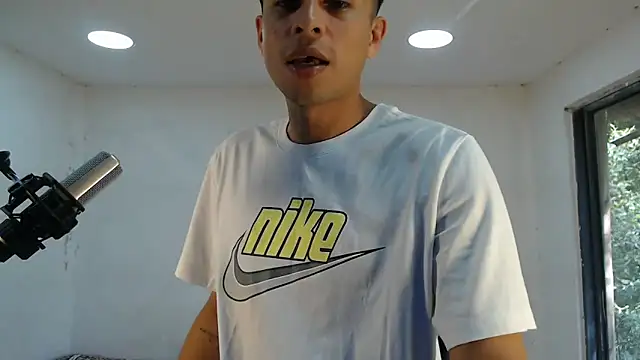 Snapshot of danielitopapuu chatting on 09.23.25 danielitopapuu online show from 09.23.25