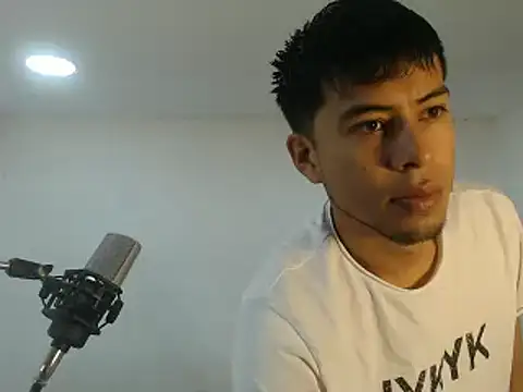 Snapshot of danielitopapuu chatting on 10.16.25 danielitopapuu online show from 10.16.25