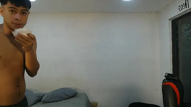 Snapshot of danielitopapuu chatting on 10.29.25 danielitopapuu online show from 10.29.25