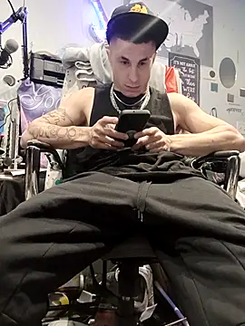 Snapshot of --D-a-D-D-y- chatting on 09.19.25 --D-a-D-D-y- online show from 09.19.25