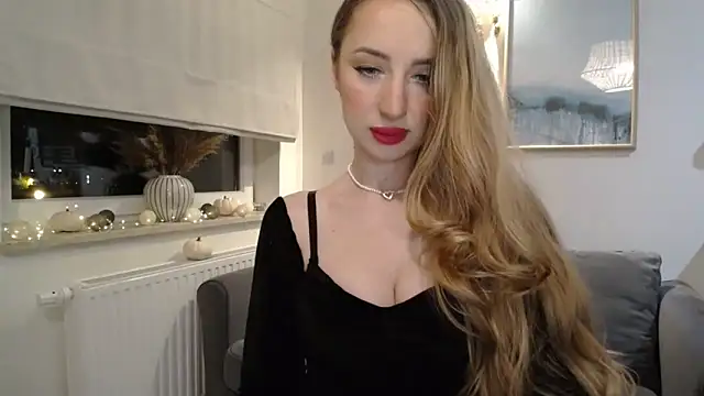 Snapshot of JulietteDiamond chatting on 10.11.25 JulietteDiamond online show from 10.11.25