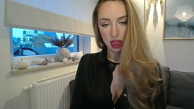 Snapshot of JulietteDiamond chatting on 10.23.25 JulietteDiamond online show from 10.23.25