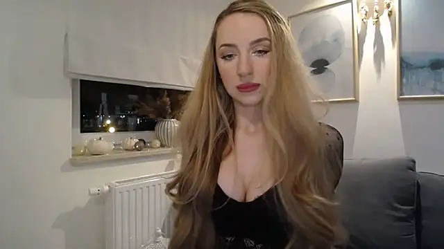 Snapshot of JulietteDiamond chatting on 10.27.25 JulietteDiamond online show from 10.27.25