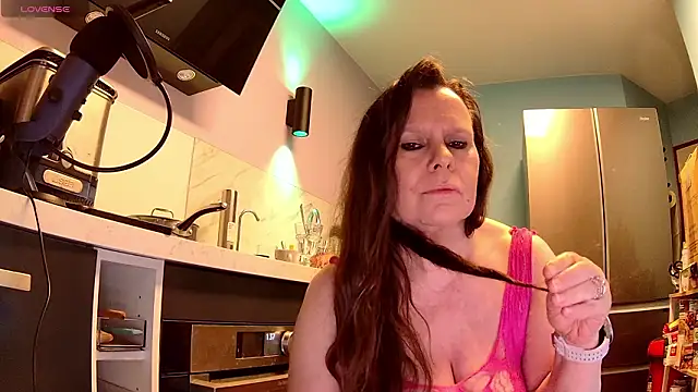 Snapshot of Endrocleia chatting on 02.04.26 Endrocleia online show from 02.04.26