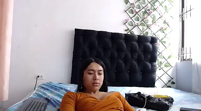 Snapshot of SweetLatiin_ chatting on 02.13.25 SweetLatiin online show from 02.13.25