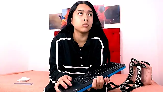 Snapshot of SweetLatiin_ chatting on 10.24.25 SweetLatiin online show from 10.24.25