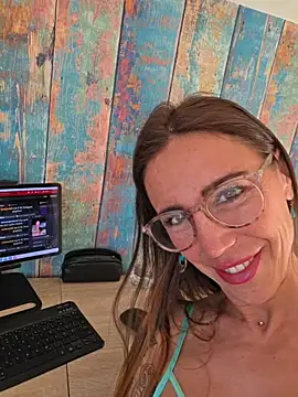 Snapshot of Klamsine chatting on 04.30.26 Klamsine online show from 04.30.26