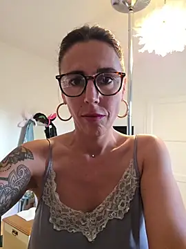 Snapshot of Klamsine chatting on 06.18.26 Klamsine online show from 06.18.26