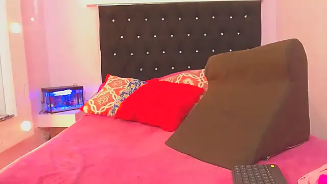 Snapshot of kittybonxx chatting on 12.13.24 kittybonxx online show from 12.13.24