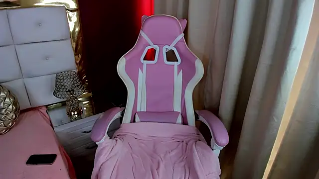 Snapshot of _cat_18 chatting on 12.29.24 cat 18 online show from 12.29.24