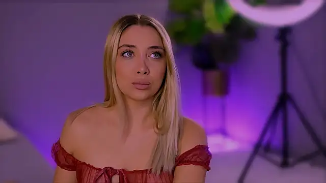 Snapshot of Jessielle chatting on 10.18.25 Jessielle online show from 10.18.25