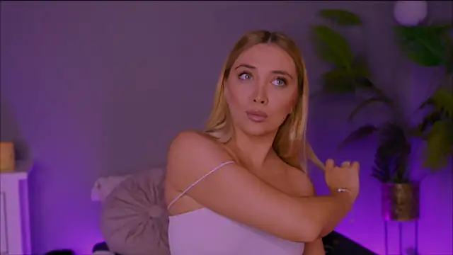 Snapshot of Jessielle chatting on 11.11.25 Jessielle online show from 11.11.25