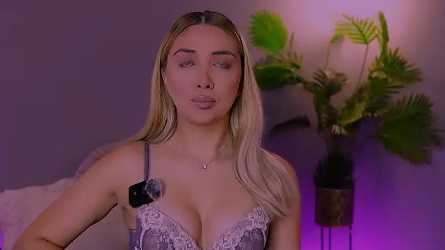 Snapshot of Jessielle chatting on 11.20.25 Jessielle online show from 11.20.25