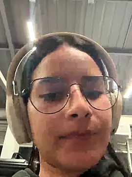 Snapshot of _vaness chatting on 11.25.25 vaness online show from 11.25.25