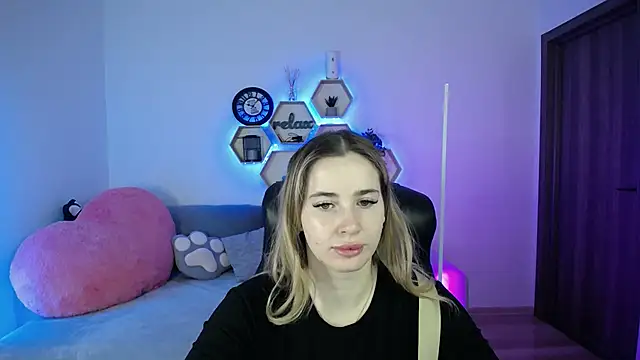 Snapshot of SabrinViolet chatting on 02.15.26 SabrinViolet online show from 02.15.26