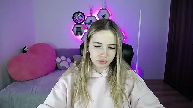 Snapshot of SabrinViolet chatting on 02.16.26 SabrinViolet online show from 02.16.26