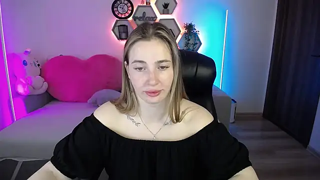Snapshot of SabrinViolet chatting on 06.20.26 SabrinViolet online show from 06.20.26