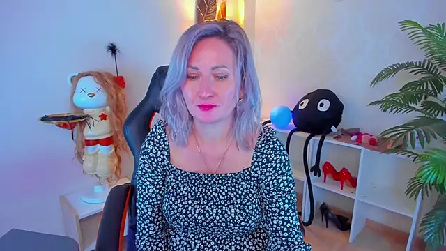 Snapshot of AriFleow chatting on 10.10.25 AriFleow online show from 10.10.25