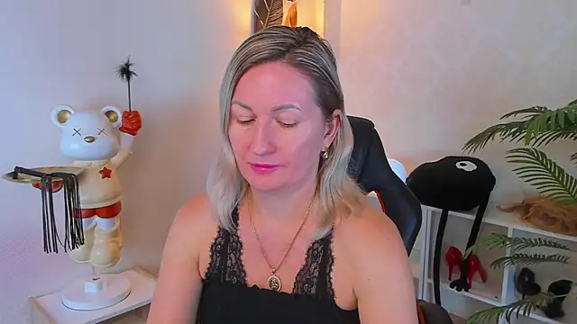 Snapshot of AriFleow chatting on 10.19.25 AriFleow online show from 10.19.25