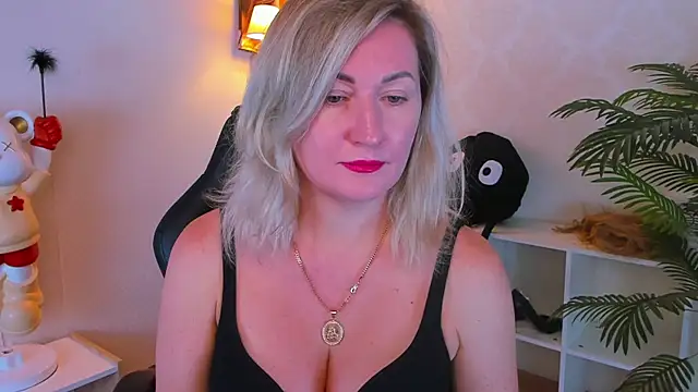 Snapshot of AriFleow chatting on 10.23.25 AriFleow online show from 10.23.25