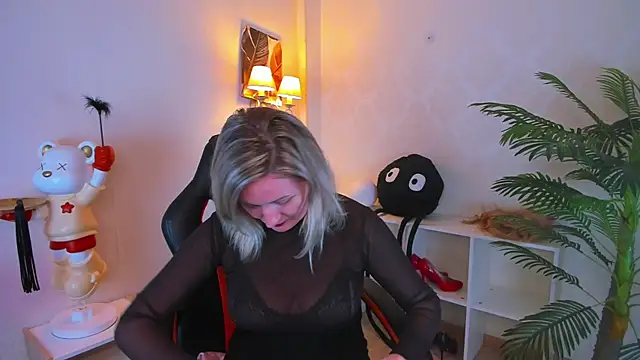 Snapshot of AriFleow chatting on 10.24.25 AriFleow online show from 10.24.25