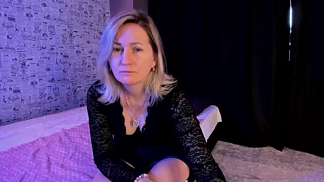 Snapshot of AriFleow chatting on 11.13.25 AriFleow online show from 11.13.25