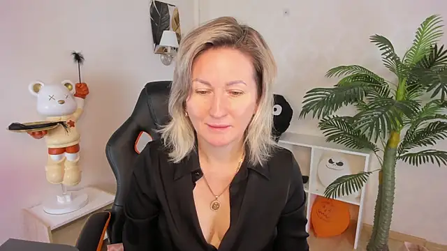 Snapshot of AriFleow chatting on 11.30.25 AriFleow online show from 11.30.25