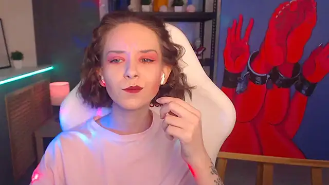 Snapshot of FascinatingEyess chatting on 12.08.24 FascinatingEyess online show from 12.08.24