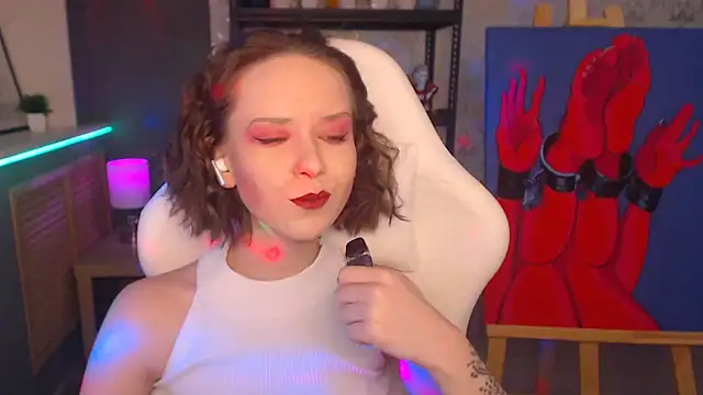 Snapshot of FascinatingEyess chatting on 12.14.24 FascinatingEyess online show from 12.14.24