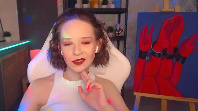 Snapshot of FascinatingEyess chatting on 12.18.24 FascinatingEyess online show from 12.18.24