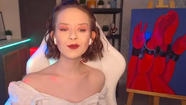 Snapshot of FascinatingEyess chatting on 12.19.24 FascinatingEyess online show from 12.19.24