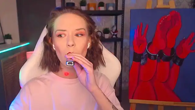 Snapshot of FascinatingEyess chatting on 01.18.25 FascinatingEyess online show from 01.18.25