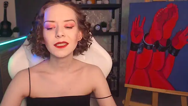 Snapshot of FascinatingEyess chatting on 10.11.25 FascinatingEyess online show from 10.11.25