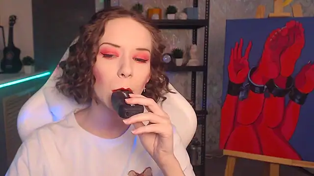 Snapshot of FascinatingEyess chatting on 10.29.25 FascinatingEyess online show from 10.29.25