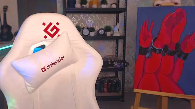 Snapshot of FascinatingEyess chatting on 12.21.25 FascinatingEyess online show from 12.21.25