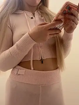 Snapshot of Holly-Glamour chatting on 12.05.25 Holly-Glamour online show from 12.05.25