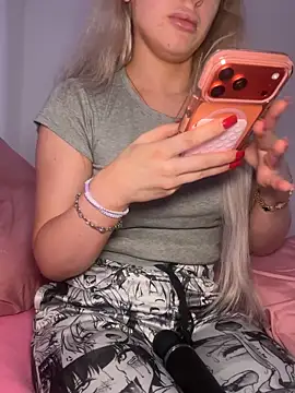 Snapshot of Holly-Glamour chatting on 12.22.25 Holly-Glamour online show from 12.22.25