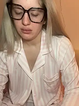 Snapshot of Holly-Glamour chatting on 02.05.26 Holly-Glamour online show from 02.05.26