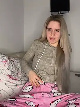 Snapshot of Holly-Glamour chatting on 02.26.26 Holly-Glamour online show from 02.26.26