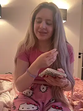 Snapshot of Holly-Glamour chatting on 03.04.26 Holly-Glamour online show from 03.04.26