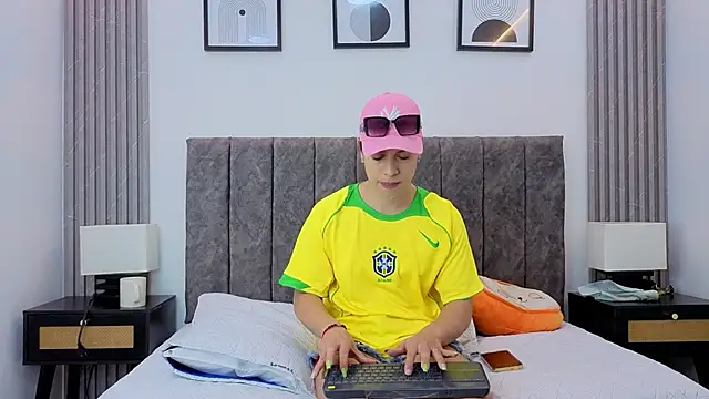 Luciana Ortiz1 online show from 12.15.25