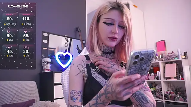 Snapshot of fraulein_mooon chatting on 05.28.26 fraulein mooon online show from 05.28.26