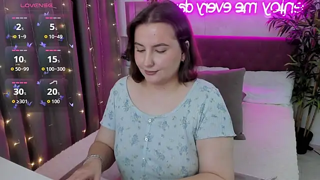 Snapshot of FeralPeach chatting on 09.12.25 FeralPeach online show from 09.12.25